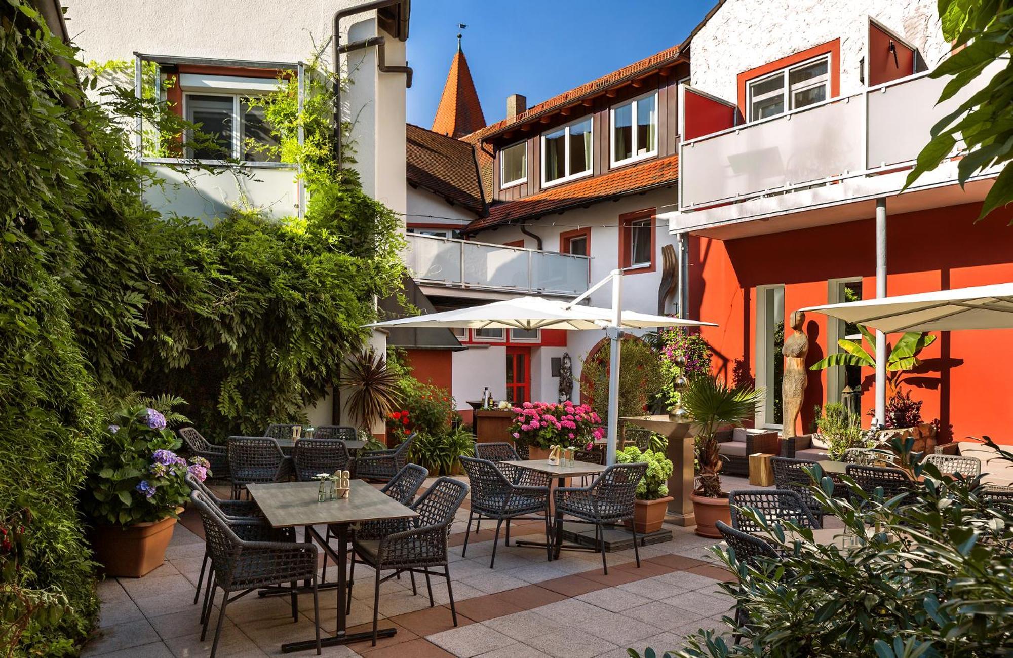 Wirtshaus&Hotel Goldener Greif Edelsfeld Exterior foto