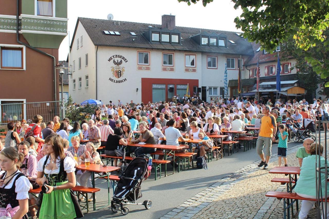 Wirtshaus&Hotel Goldener Greif Edelsfeld Exterior foto
